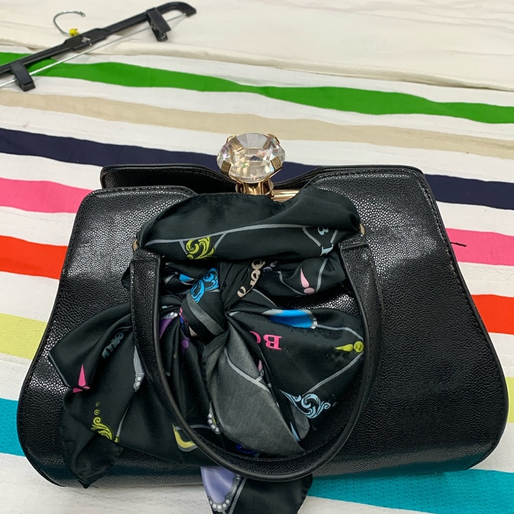 Pre-Loved Black Boutique Bag With Kisslock Closure
